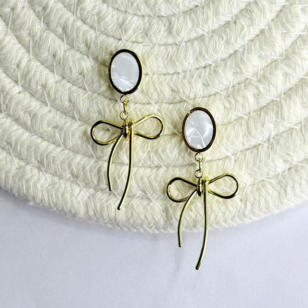 pearl lune bow earrings (white) pearl lune bow earrings (white)