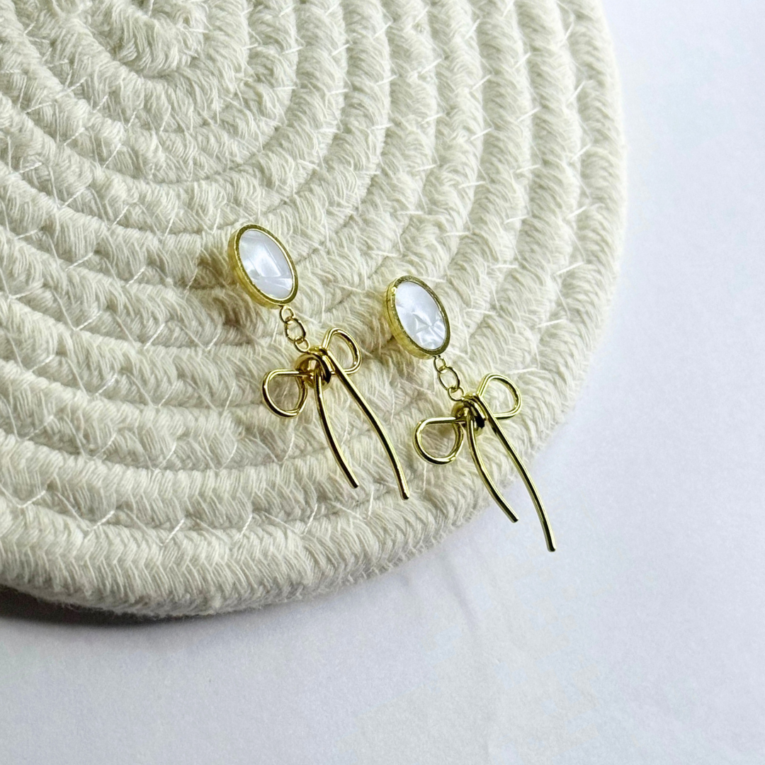 pearl lune bow earrings (white) pearl lune bow earrings (white)