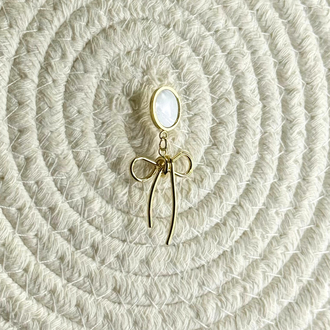 pearl lune bow earrings (white) pearl lune bow earrings (white)