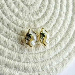 lune petal pearl studs (ivory)