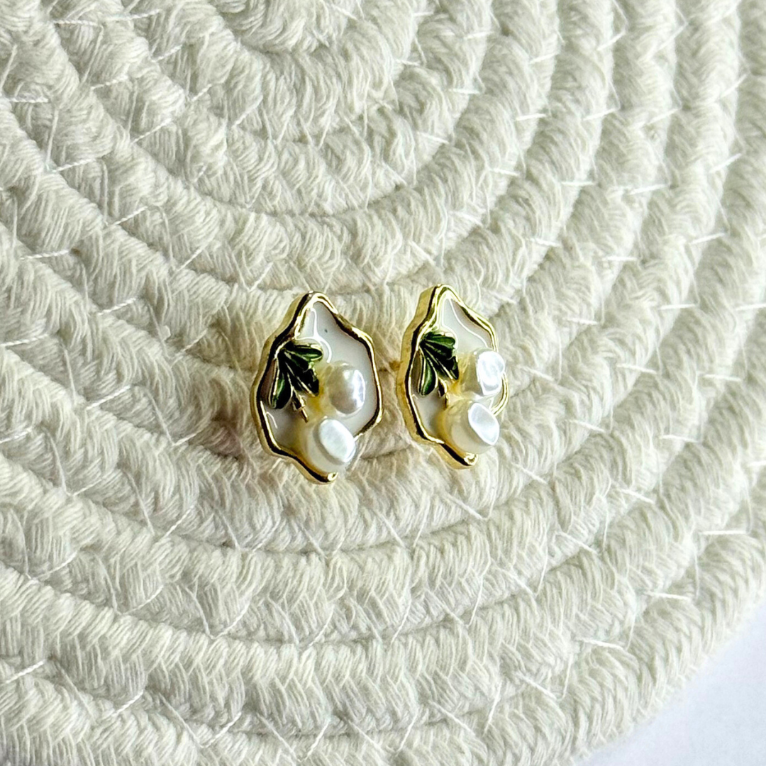 lune petal pearl studs (ivory) lune petal pearl studs (ivory)