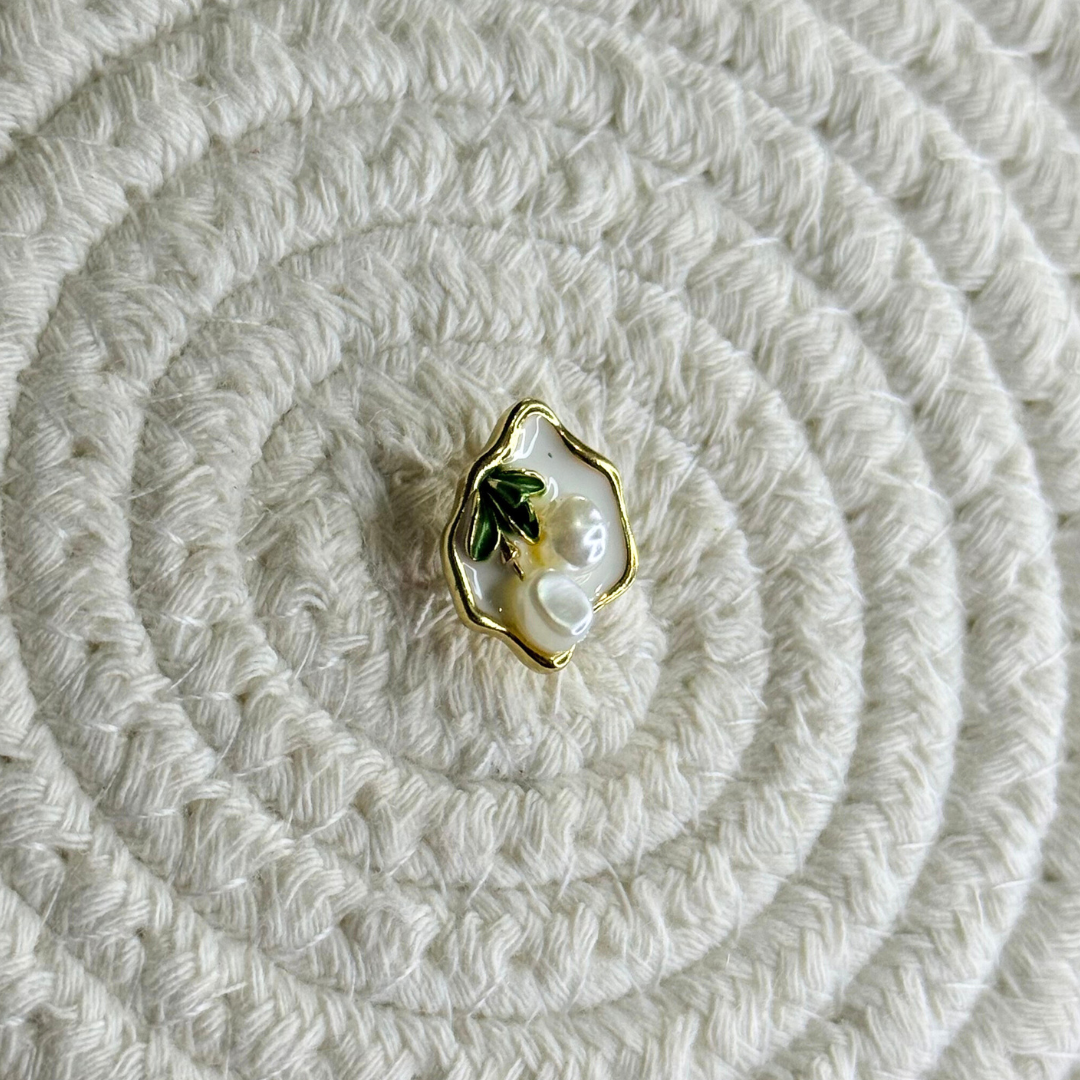 lune petal pearl studs (ivory) lune petal pearl studs (ivory)