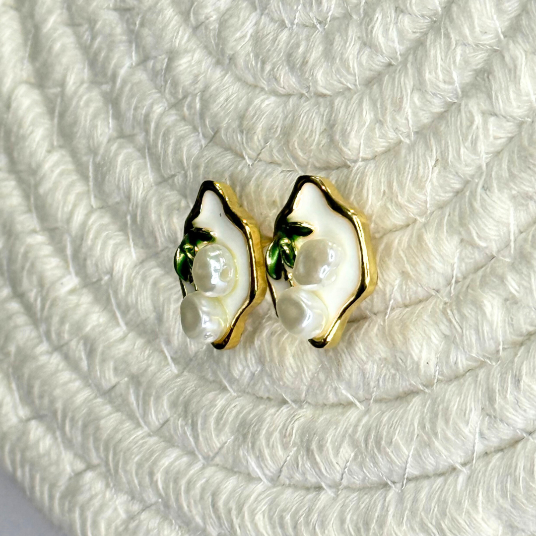 lune petal pearl studs (ivory) lune petal pearl studs (ivory)